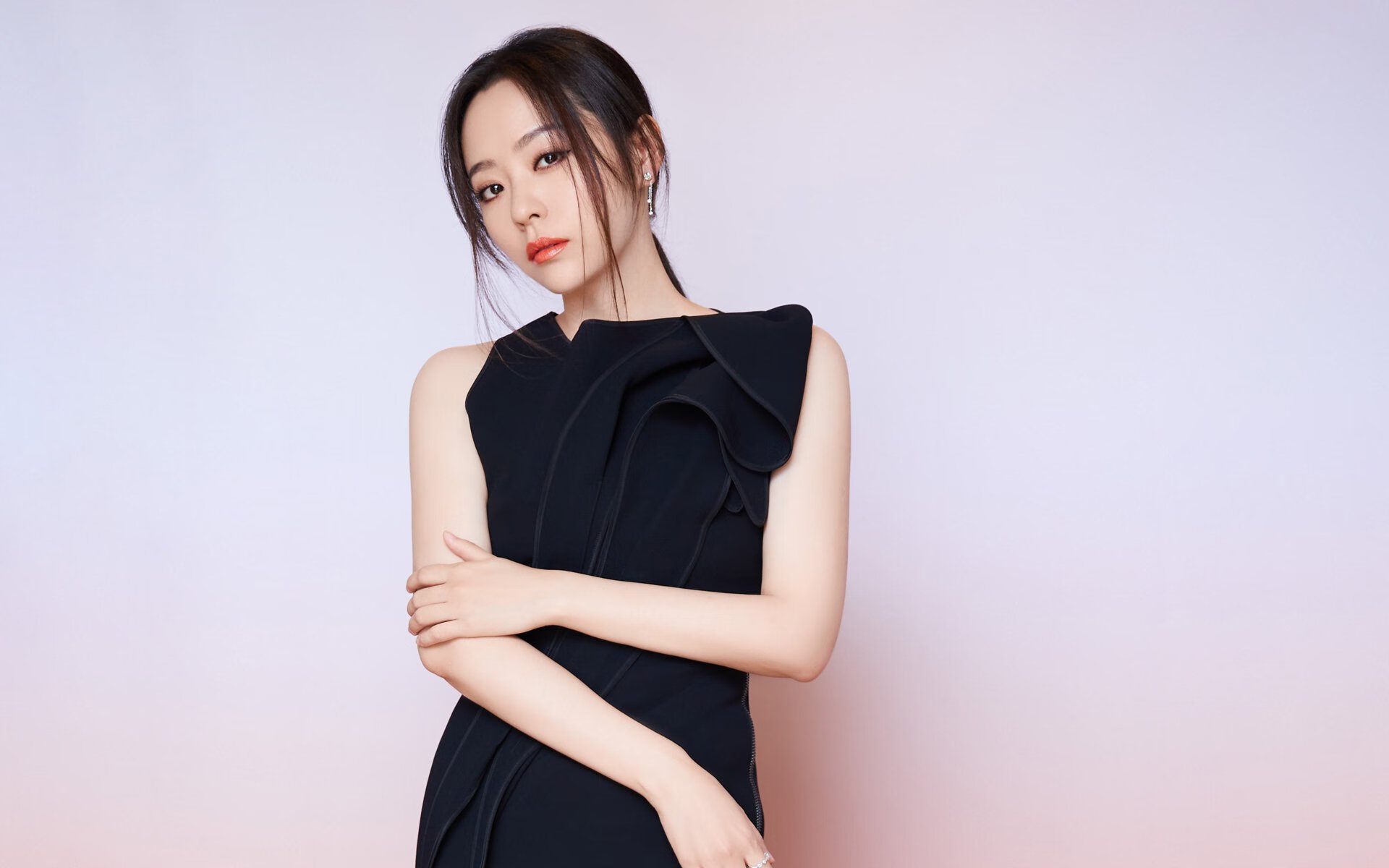 leyu乐鱼体育综合-英超铁血防守：坚不可摧的后防线彰显实力，英超当下最流行的战术打法, 或将引领世界足球潮流!